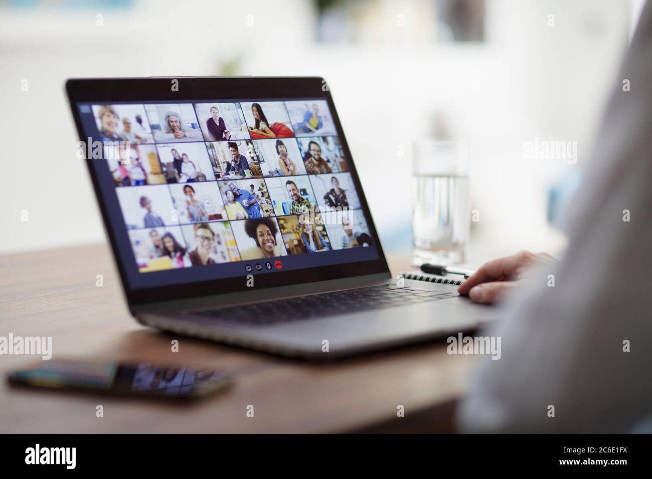 Videoconferenza dei colleghi sullo schermo del notebook Foto Stock