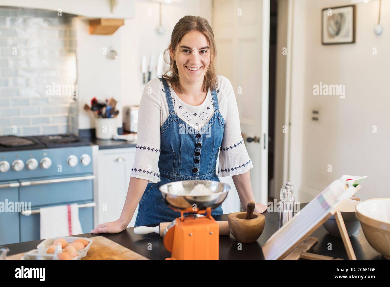 Ritratto sicuro adolescente ragazza cottura in cucina Foto Stock
