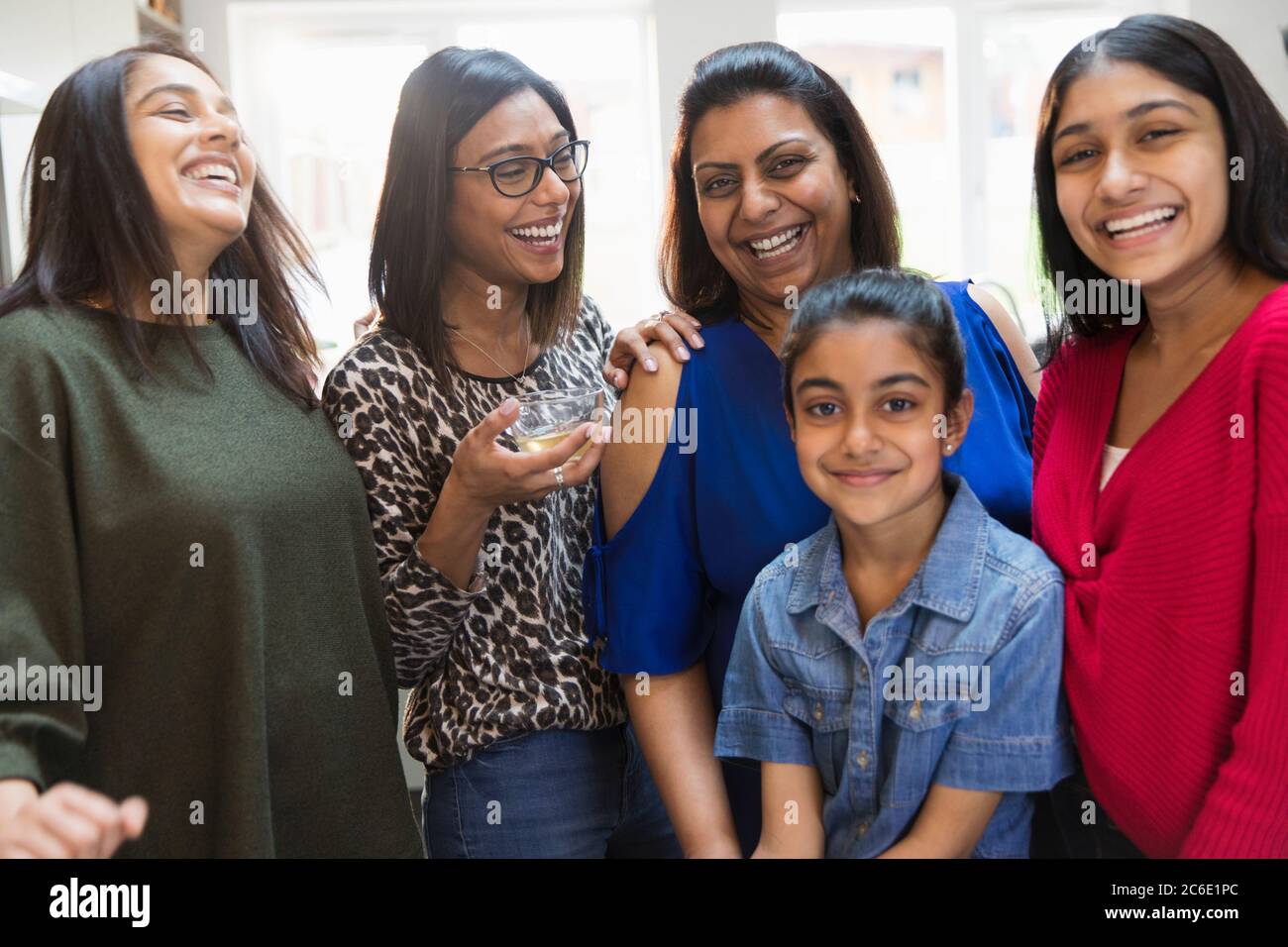 Felici donne e figlie indiane Foto Stock