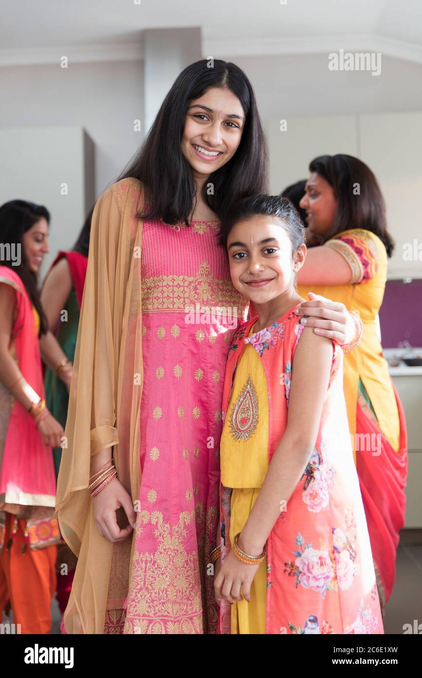 Ritratto felici sorelle indiane in saris Foto Stock