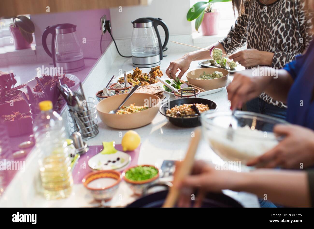 Donne che preparano cibo indiano in cucina Foto Stock