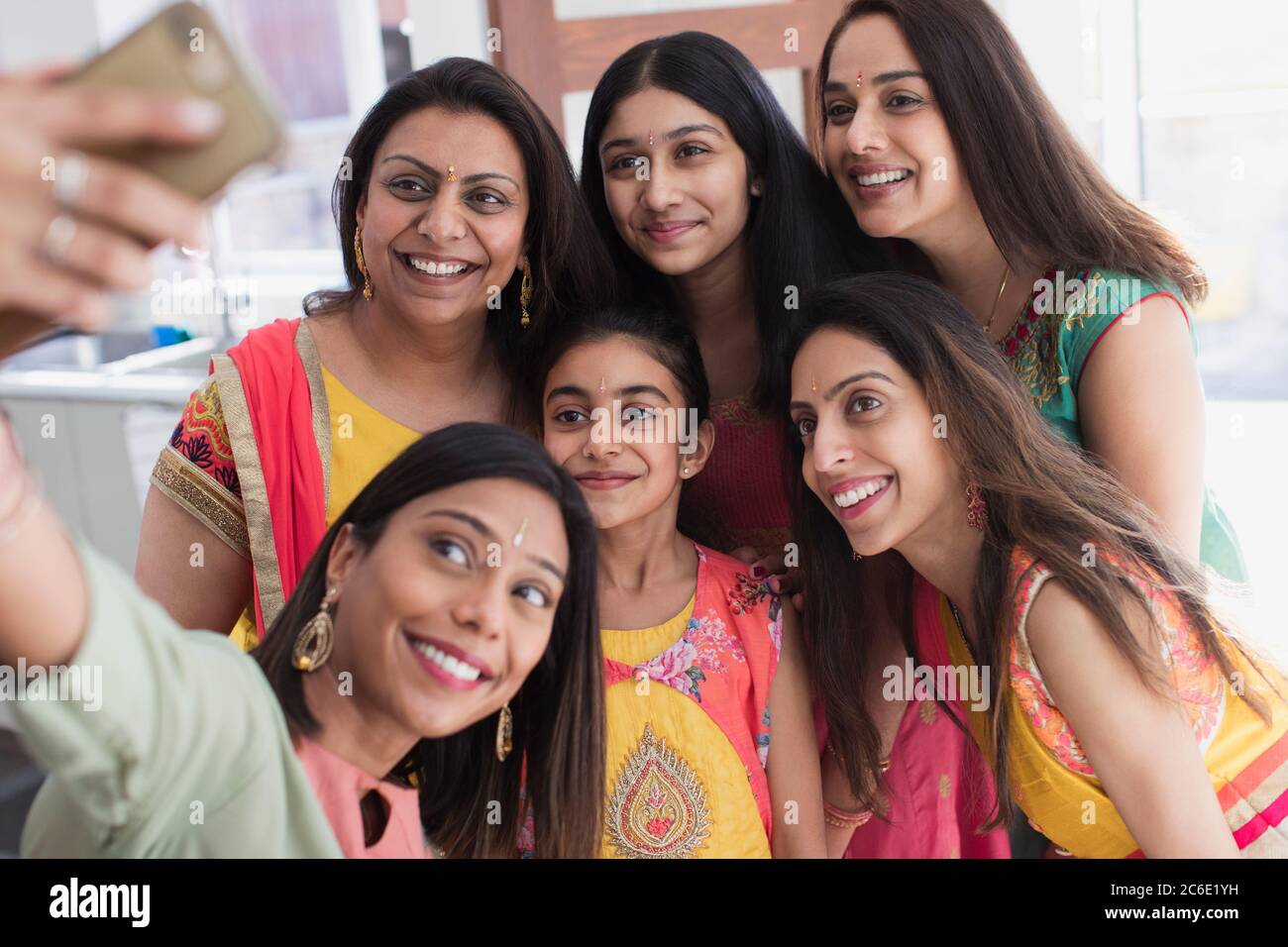 Felici le donne e le ragazze indiane in saris che prendono selfie Foto Stock