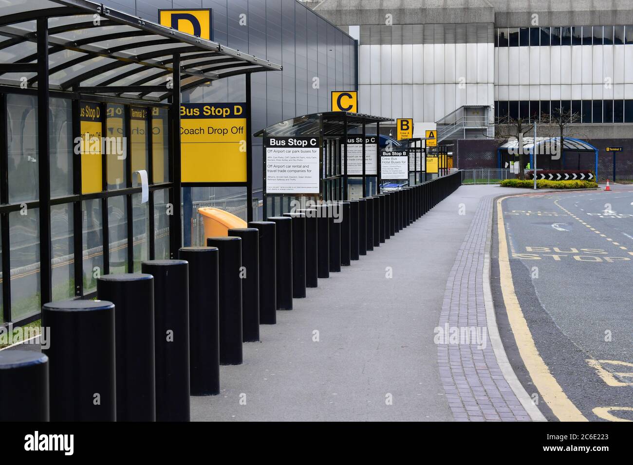 Aeroporto di Manchester quasi desertato con solo una manciata di voli operati da un terminal. Parcheggi vuoti e fermate degli autobus 30 marzo 2020 a Manchester, Inghilterra Foto Stock