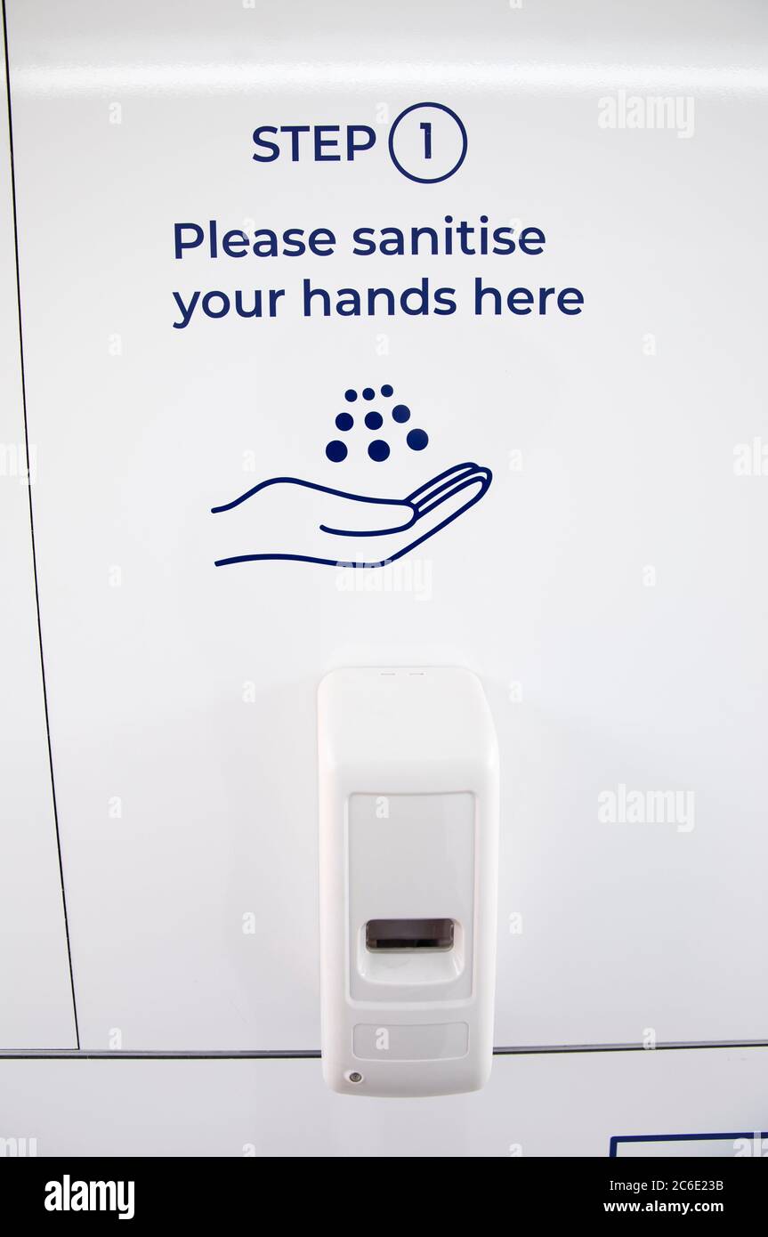 Tassa £100 per immagine per online e £200 per immagine per la stampa Wimbledon FC football club trialling il nuovissimo sistema di screening Covid-19. Il tunnel di disinfezione è stato installato il nuovo stadio 9,000 dell'AFC Wimbledon a Plough Lane. Il modo fantascientifico in cui proveremo il gioco da ora in poi in questi tempi di gioco COVID-19. Si cammina fino allo stadio con la maschera. Di fronte a voi è qualcosa che assomiglia a un portale di sicurezza dell'aeroporto. Questo è il ‘tunnel di disinfezione del punto di ingresso’. Si entra, si preme un pulsante per attivare lo spray asciutto, disinfettare le mani e guardare in uno schermo che prende la temperatura. Foto Stock