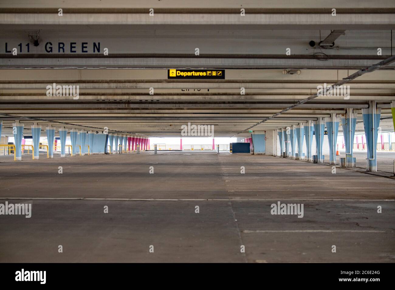 Aeroporto di Manchester quasi desertato con solo una manciata di voli operati da un terminal. Parcheggi vuoti e fermate degli autobus 30 marzo 2020 a Manchester, Inghilterra Foto Stock