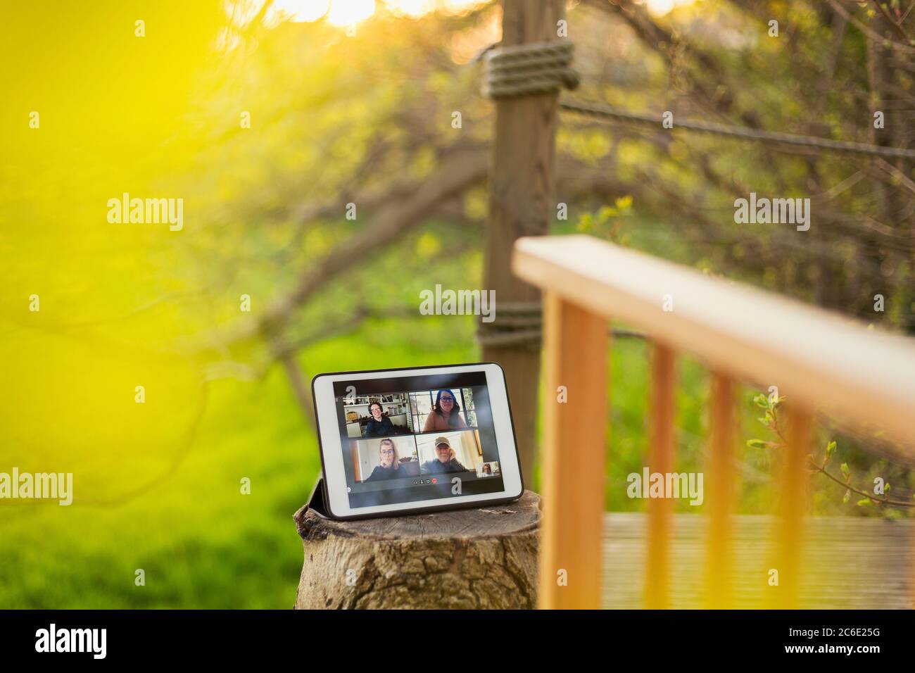 I colleghi videochattano sullo schermo del tablet digitale sul balcone Foto Stock