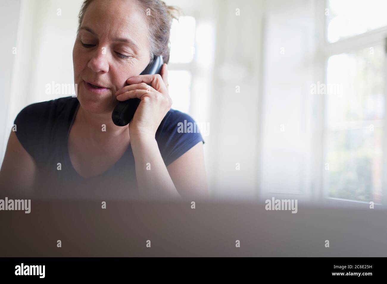 Donna che parla al telefono Foto Stock