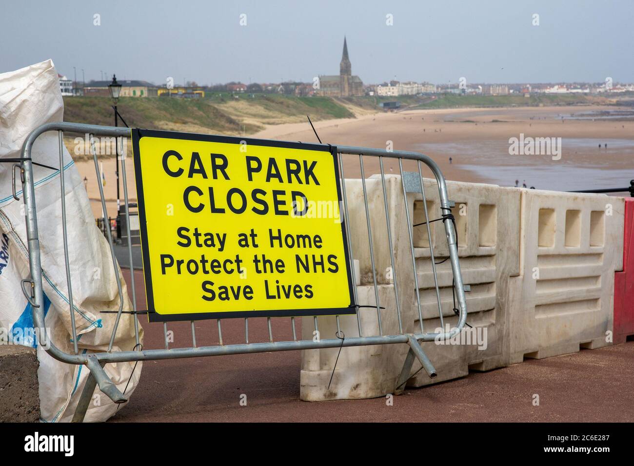 I parcheggi chiusi a Tynemouth Car Park rimangono chiusi prima del fine settimana delle festività nazionali e le forze di polizia chiedono alle persone di rimanere a casa e di rispettare le regole di blocco. Foto Stock