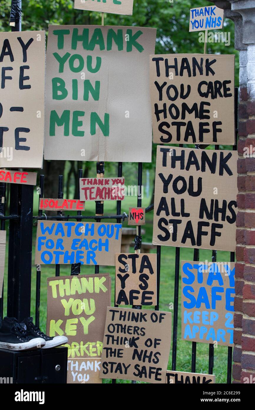 Street art su Roman Road a Londra E2 ringraziando il personale della NHS e facendo appello ai membri del pubblico per rimanere a casa durante il Coronavirus COVID-19 UK Lockdown. Foto Stock