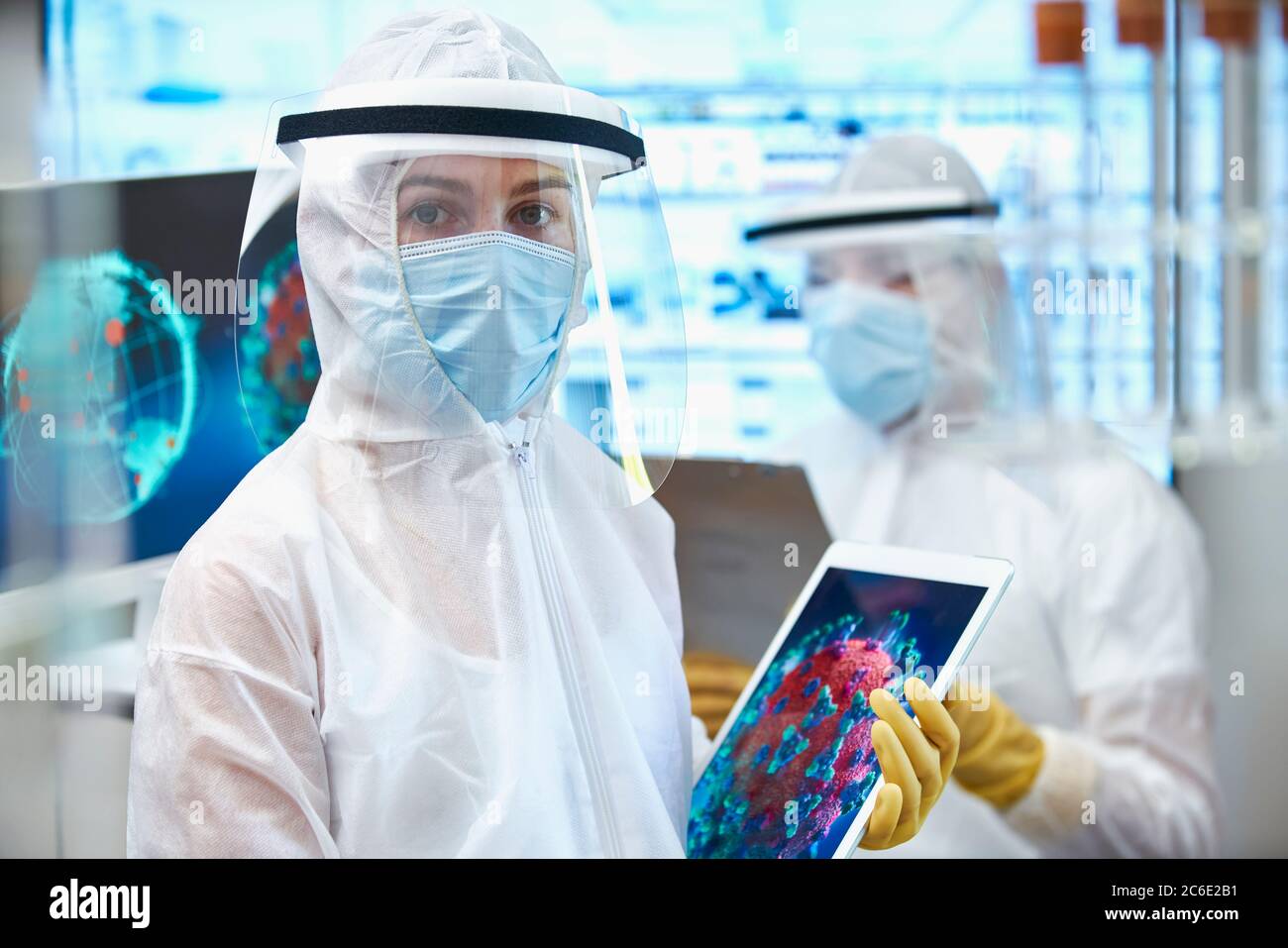 Ritratto scienziato femminile in tuta pulita che ricerca coronavirus Foto Stock
