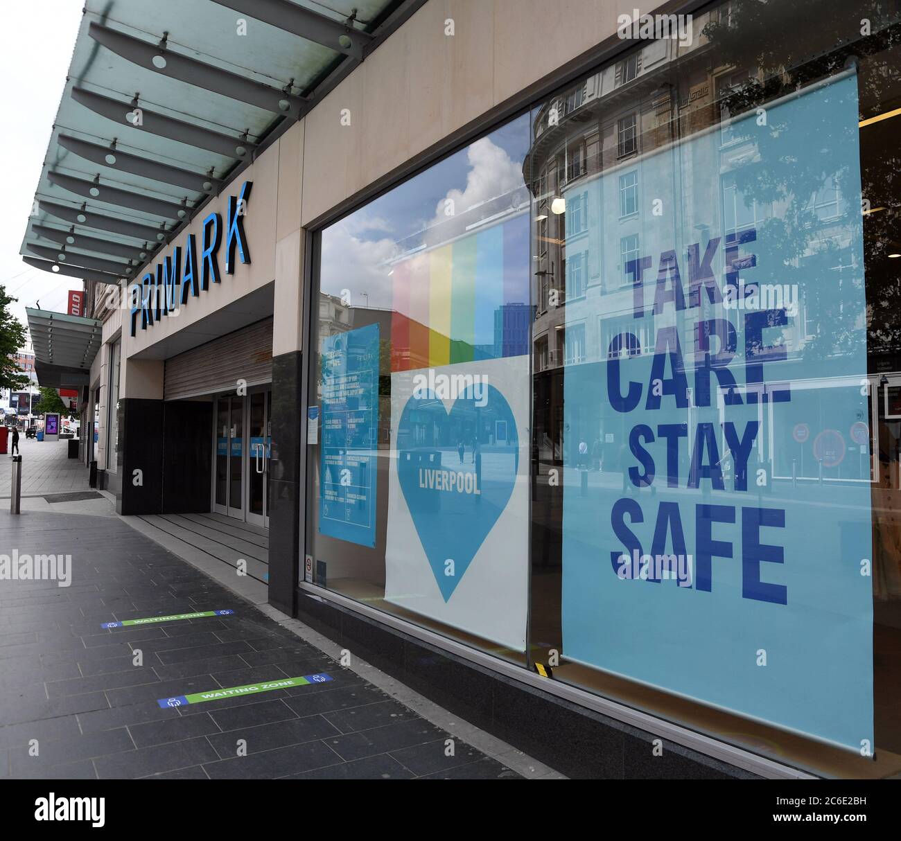 Segni di allontanamento sociale a Primark su Church Street, Liverpool. Foto scattata domenica 14 giugno 2020, un giorno prima che i negozi di tutto il paese riaprano dopo quasi tre mesi di blocco, a causa della pandemia di Coronavirus Covid-19. La Gran Bretagna spera che l’economia possa parzialmente ricostruirsi, anche se sarà in atto un distanziamento sociale di 2 metri, o meno, come le settimane successive. Foto scattata 14 giugno 2020 Foto Stock