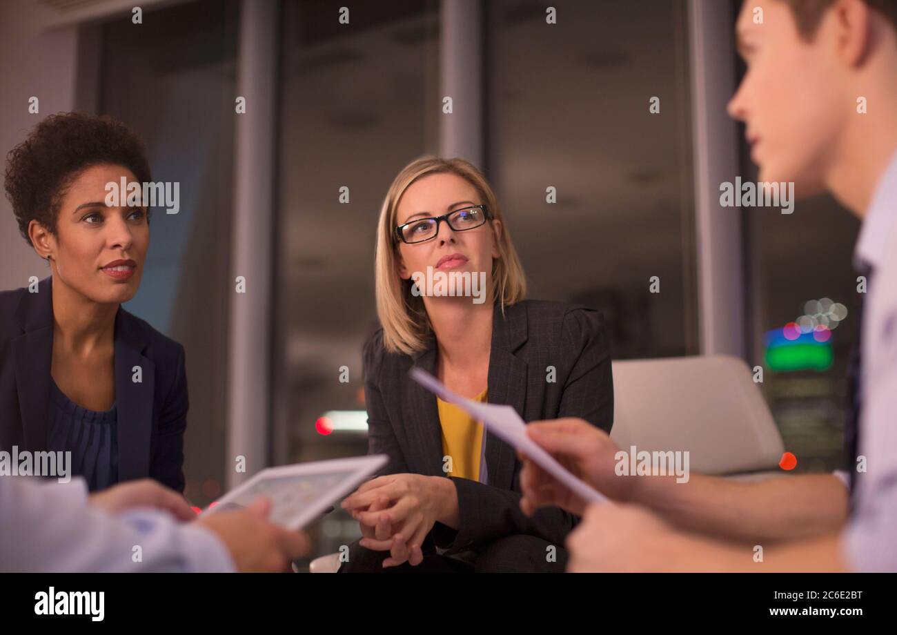 La gente di affari lavora fino a tardi in ufficio Foto Stock