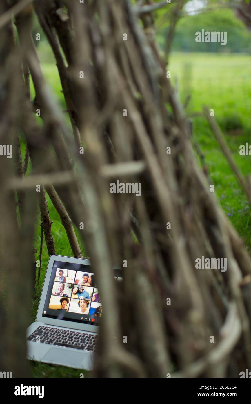 Videoconferenza sullo schermo del laptop in teepee della filiale Foto Stock
