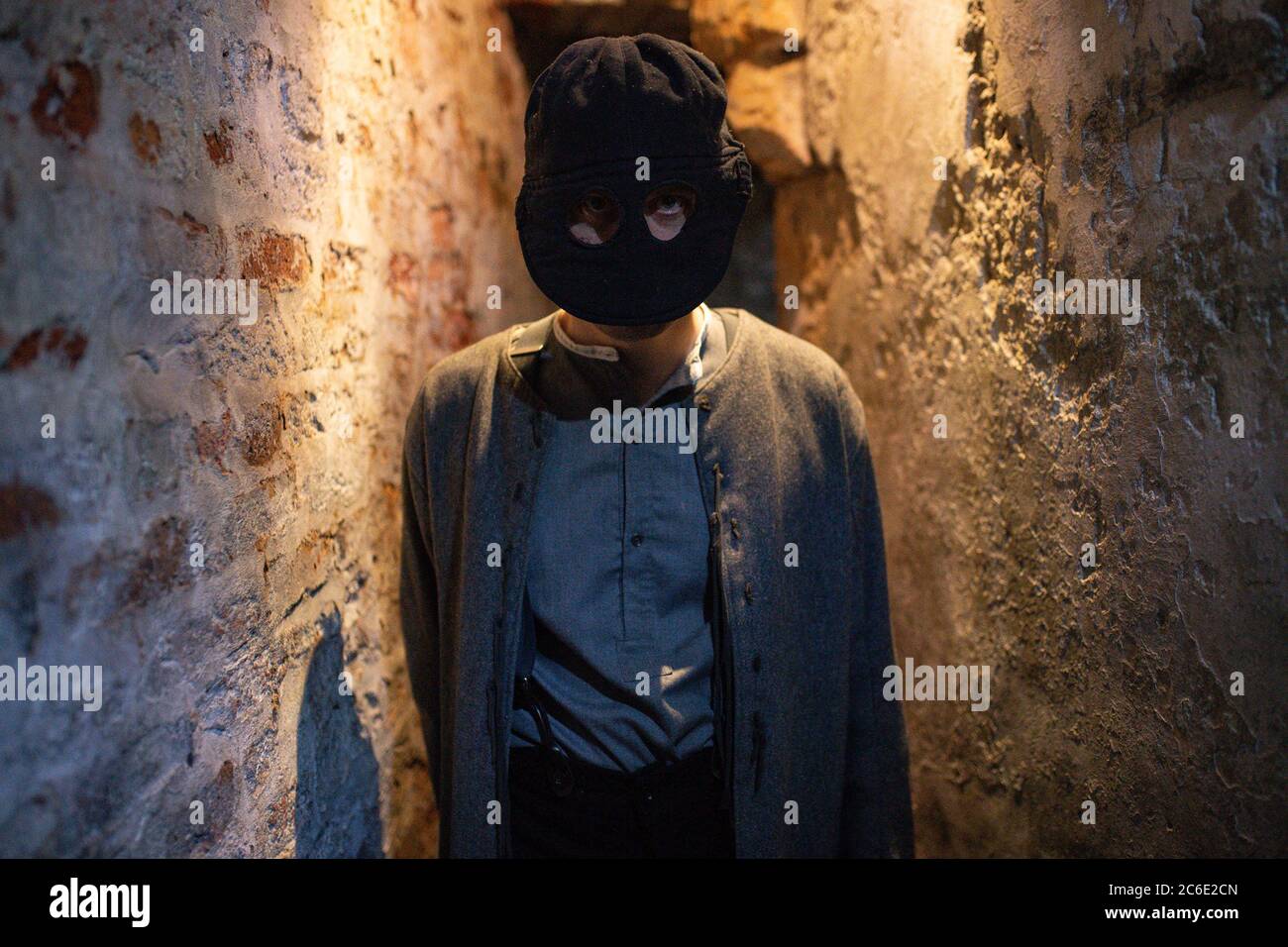 Un interprete si pone durante un'anteprima della mostra "Unmasking the truth" che si apre al pubblico al National Justice Museum di Nottingham, il 25 luglio. La mostra esplora le regole di distanza sociale di 200 anni nel sistema carcerario vittoriano 'silente e separato', che utilizzava maschere facciali per impedire ai detenuti di riconoscersi reciprocamente e di rispettare la distanza per impedire la conversazione. Foto Stock
