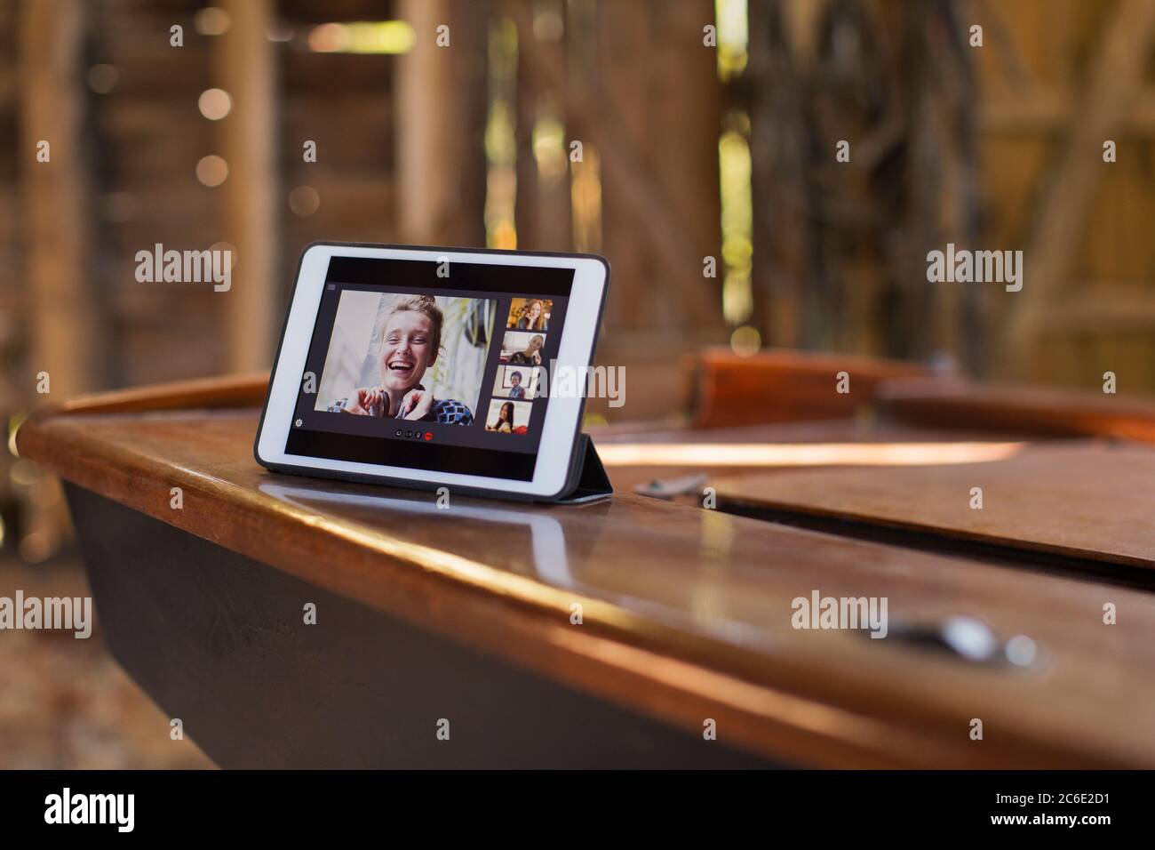 Chat video degli amici sullo schermo del tablet digitale su una barca di legno Foto Stock