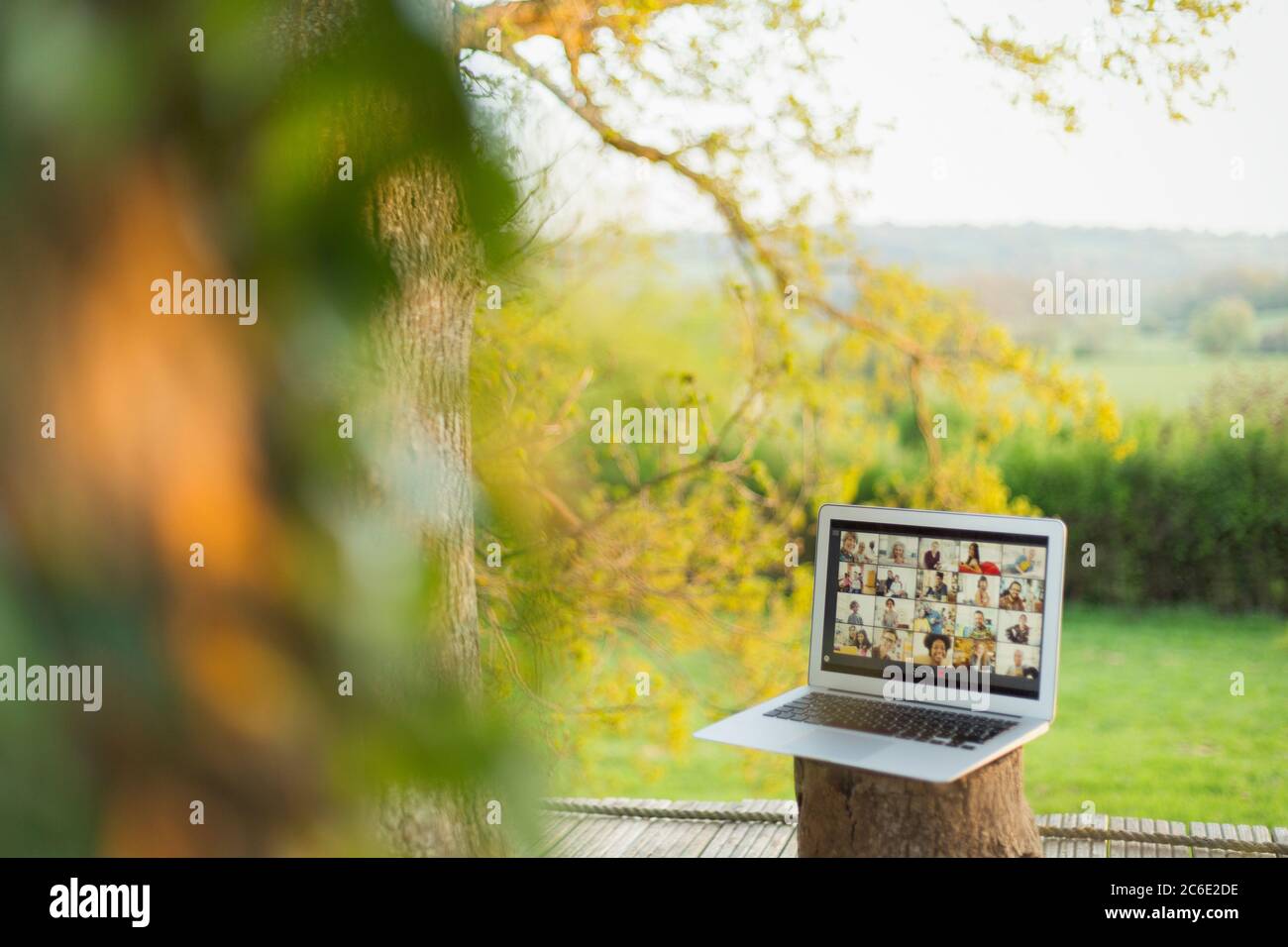 Chat video con gli amici sullo schermo del computer portatile sul balcone rurale Foto Stock