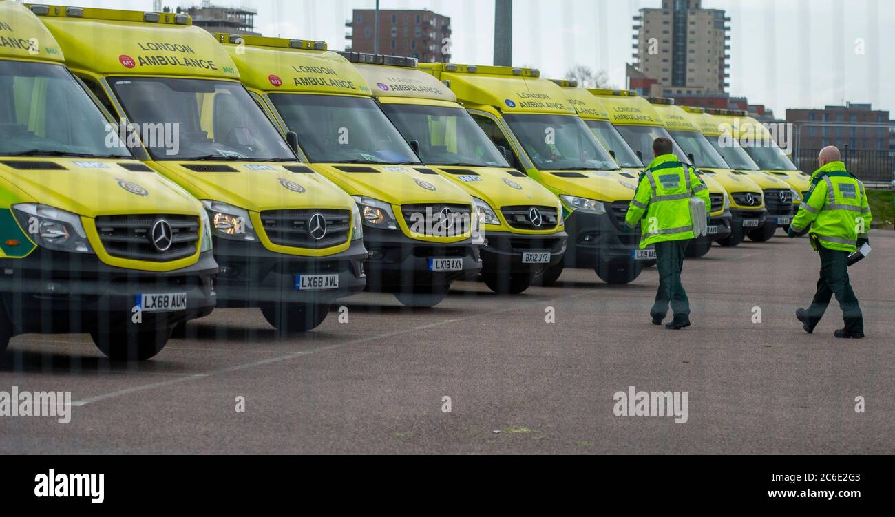 Gli equipaggi di ambulanza sono pronti al nuovo ospedale NHS Nightingale presso il centro Excel di Londra, Inghilterra, il 29 marzo 2020, mentre la capitale si prepara per il peggio dell'epidemia di Coronavirus COVID-19. Foto Stock