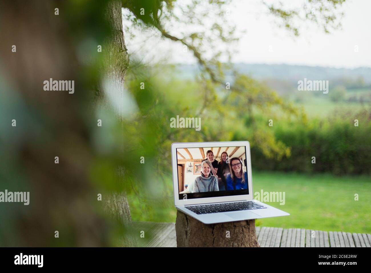 Chat video per tutta la famiglia sullo schermo del computer portatile sul balcone Foto Stock