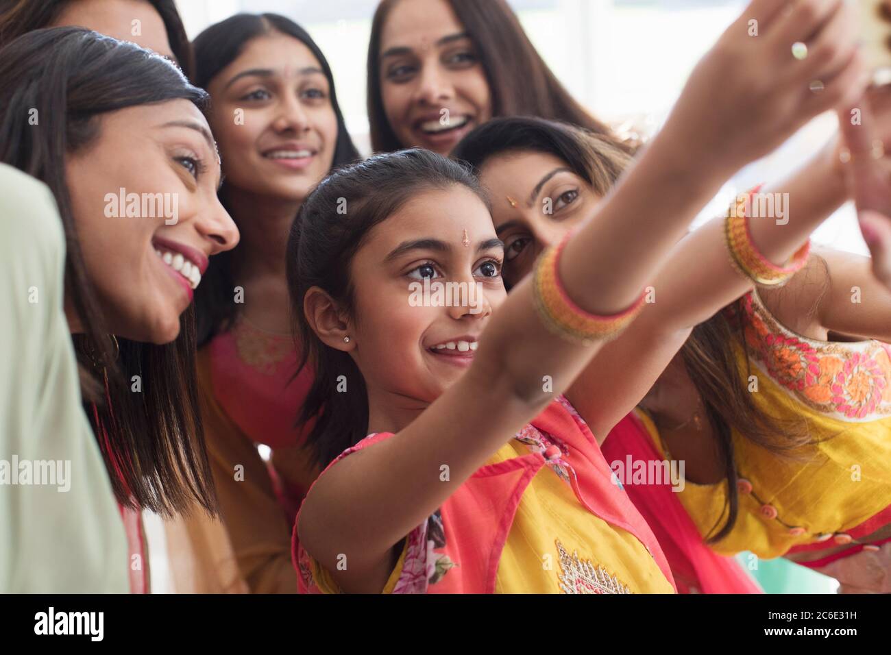 Sorridendo le donne e le ragazze indiane in saris che prendono selfie Foto Stock
