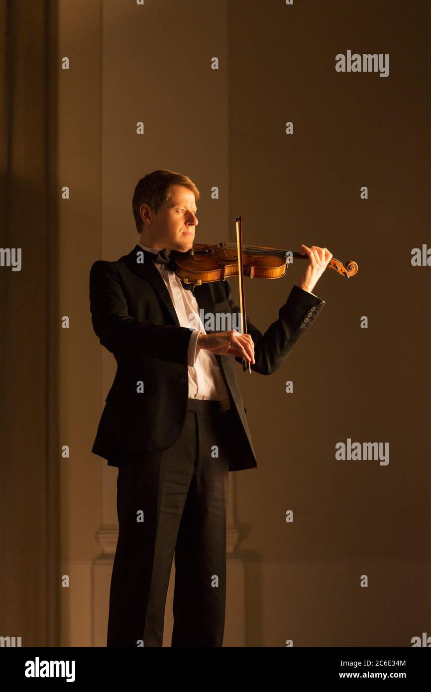 Violinista che suona Foto Stock