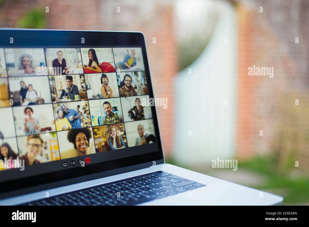 Chat video degli amici sullo schermo del computer portatile Foto Stock