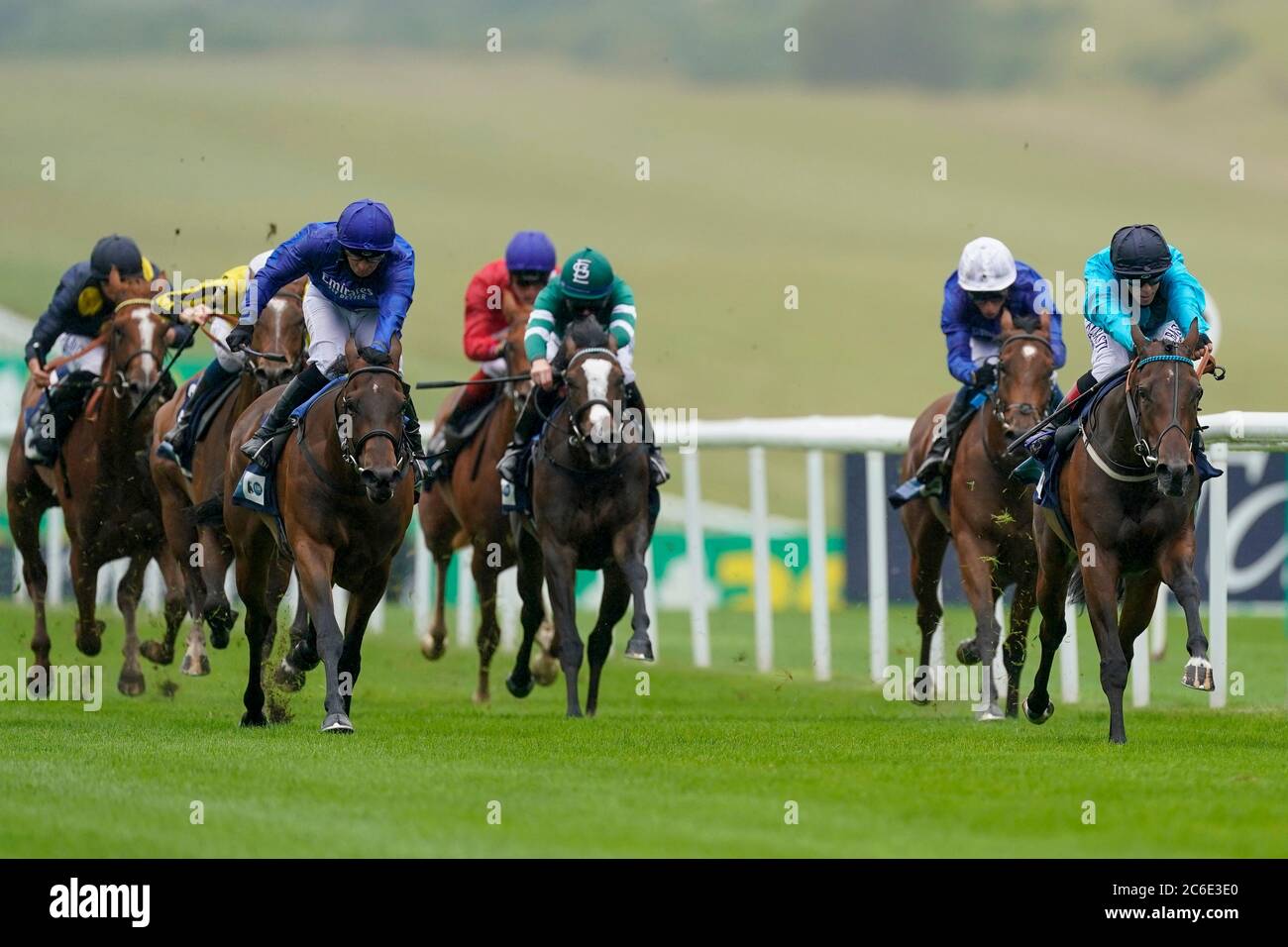 È così bella guidata da ben Curtis (a destra) vince la British Stallion Stacchs EBF Maiden Fillies' Stakes (più 10/GBB Race) durante il primo giorno del Moet and Chandon July Festival all'Ippodromo di Newmarket. Foto Stock