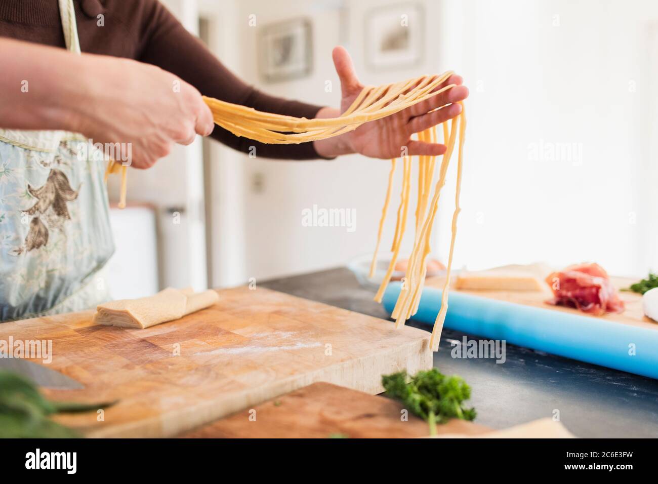 Primo piano donna che prepara pasta fresca fatta in casa in cucina Foto Stock