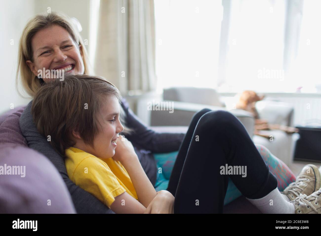 Ritratto felice madre e figlio sul divano Foto Stock