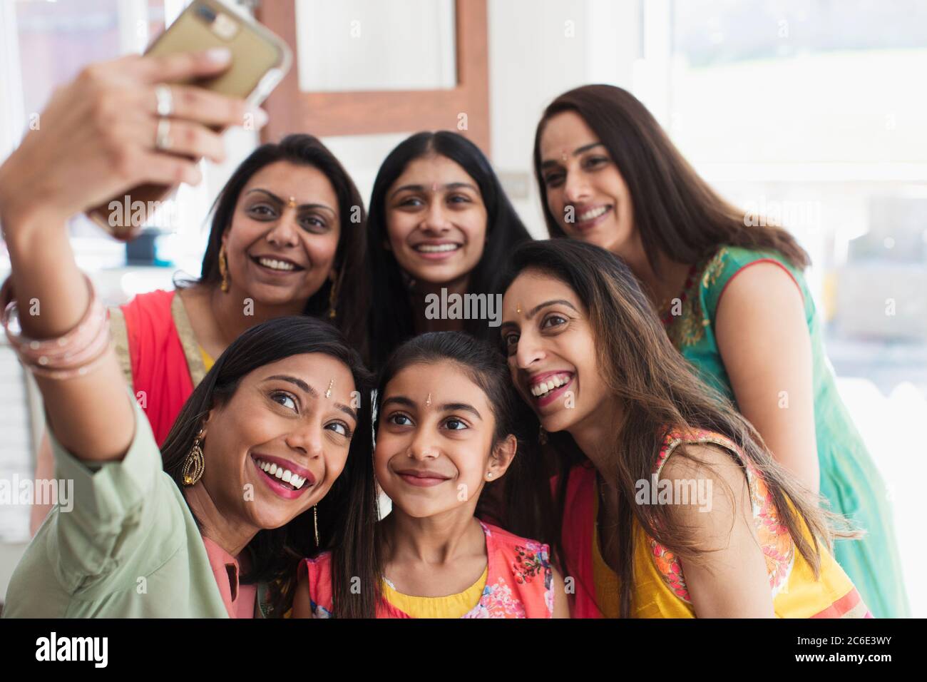 Felice indiano donne e ragazze con legs che prendono selfie Foto Stock