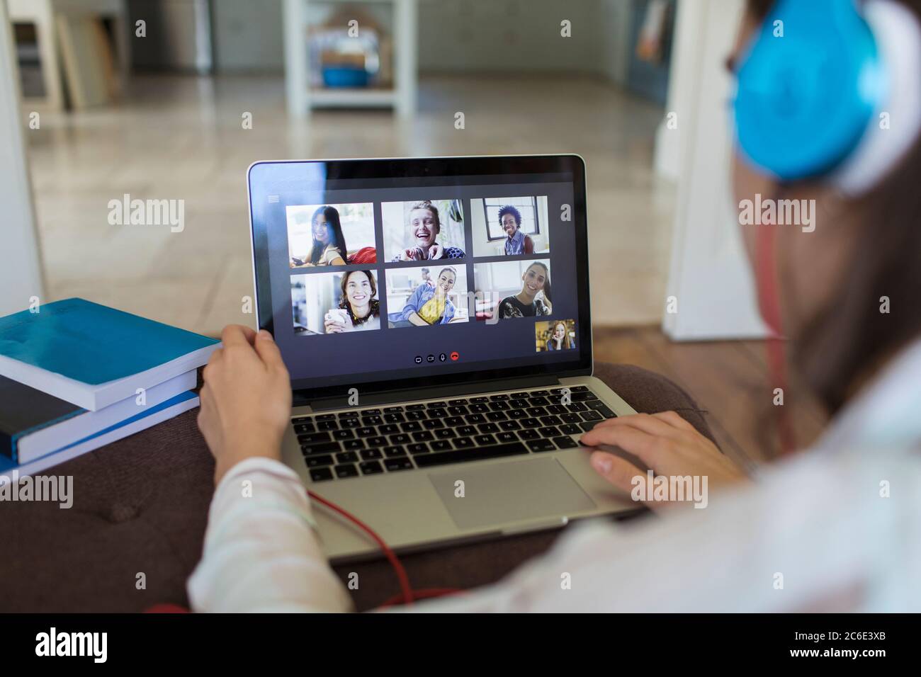 Chat video degli amici sullo schermo del computer portatile Foto Stock