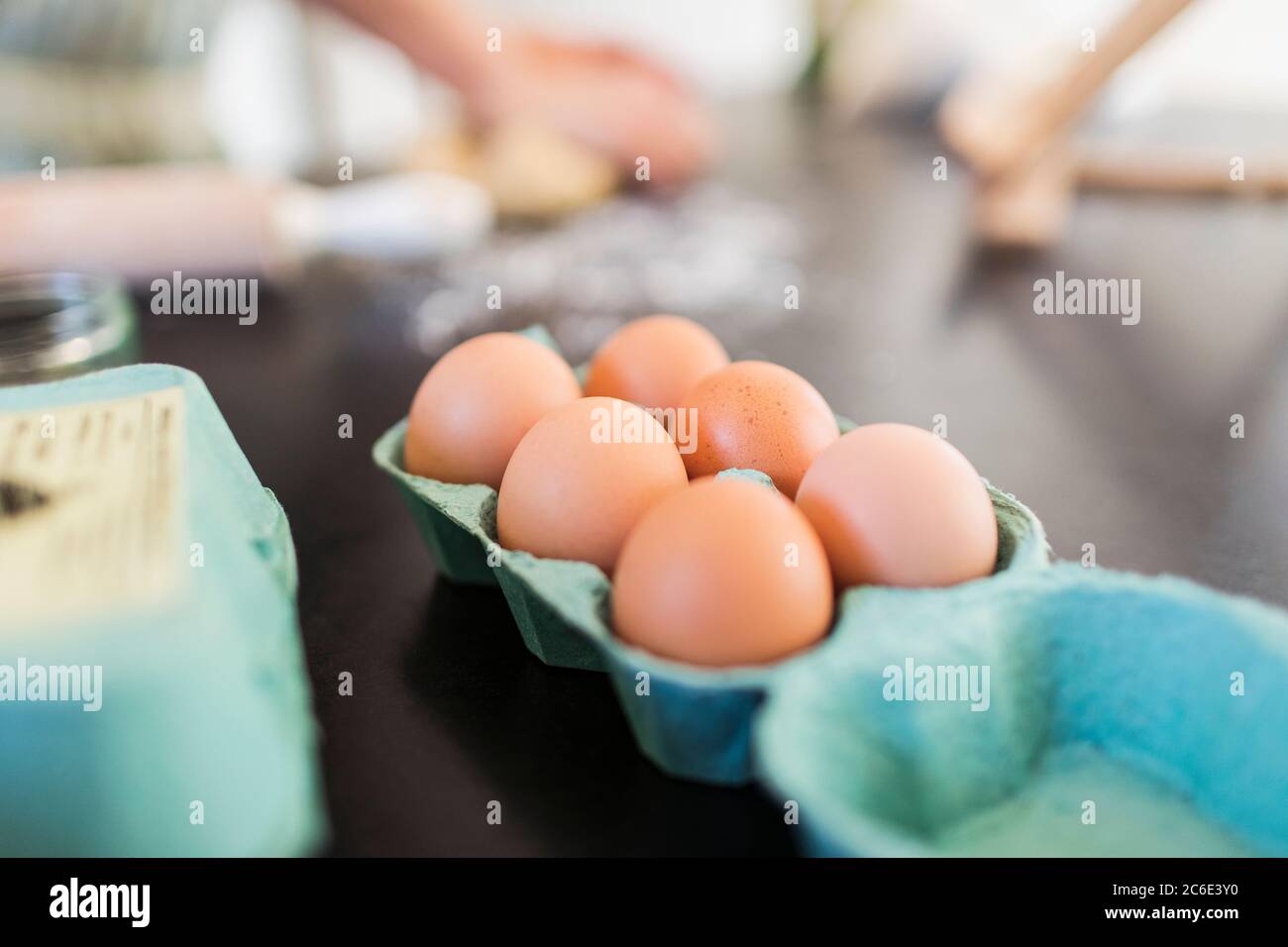 Primo piano uova fresche marroni in cartone Foto Stock