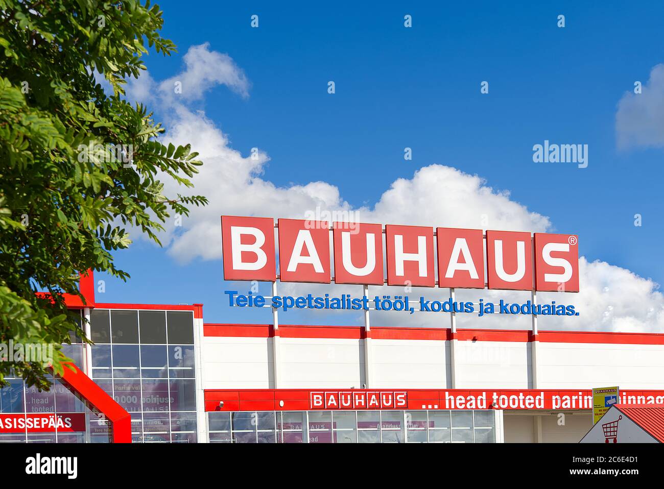 Tallinn, Estonia - Giugno 2020: Logo Big BAUHAUS su un mercato BAUHAUS, negozio. Più grande negozio di materiali da costruzione. Foto Stock