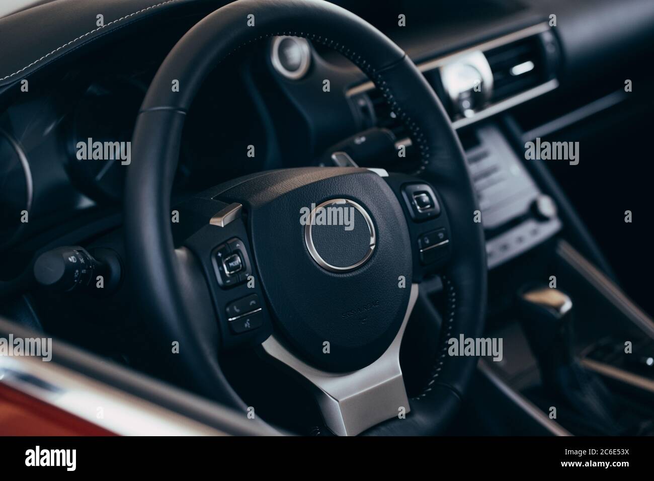 Auto di lusso moderna all'interno. Interni di auto di prestigio moderna. Dettagli interni di un'auto moderna Foto Stock