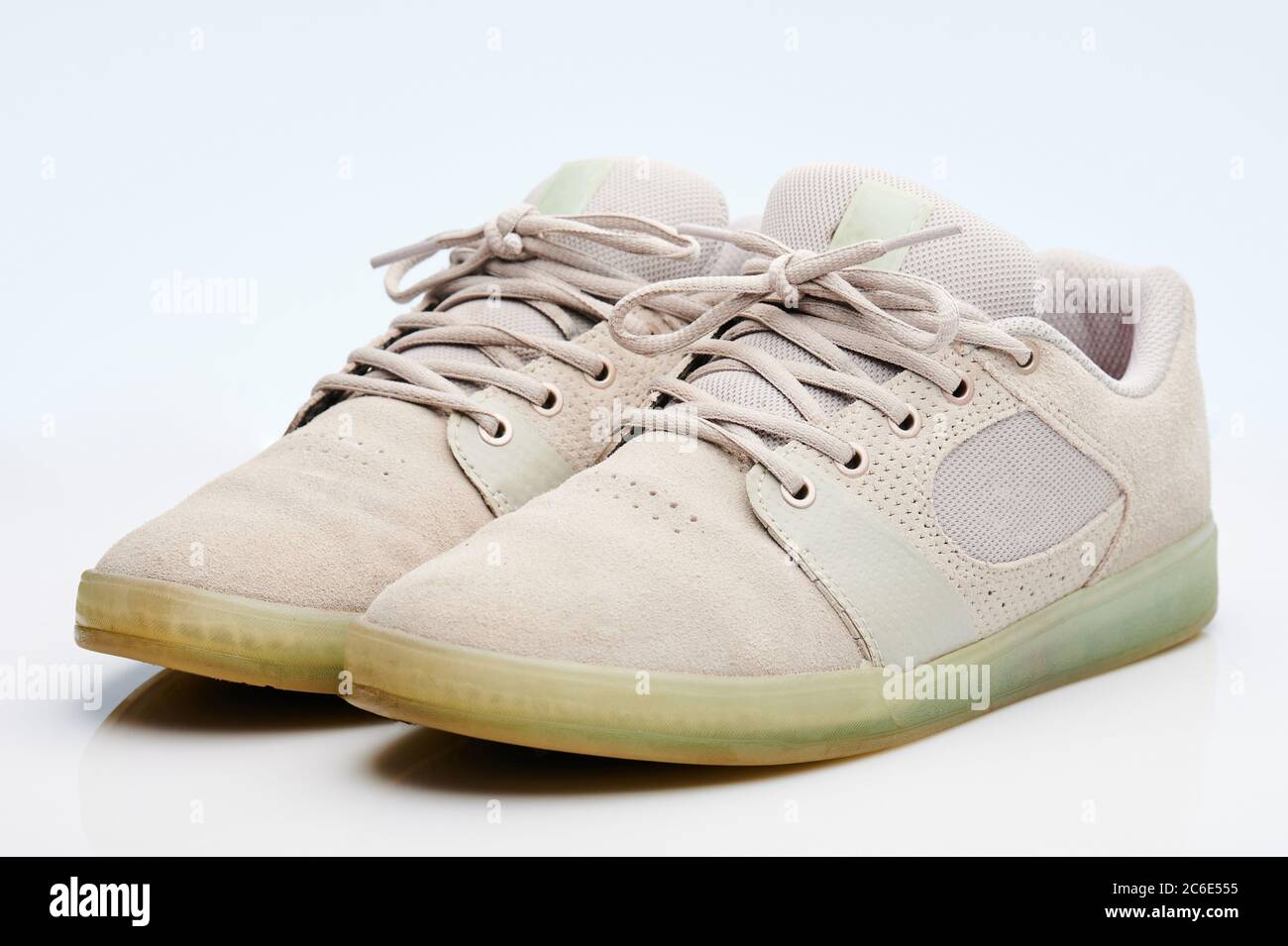 Tema calzature sportive. Paio di scarpe grigie isolate su sfondo bianco Foto Stock