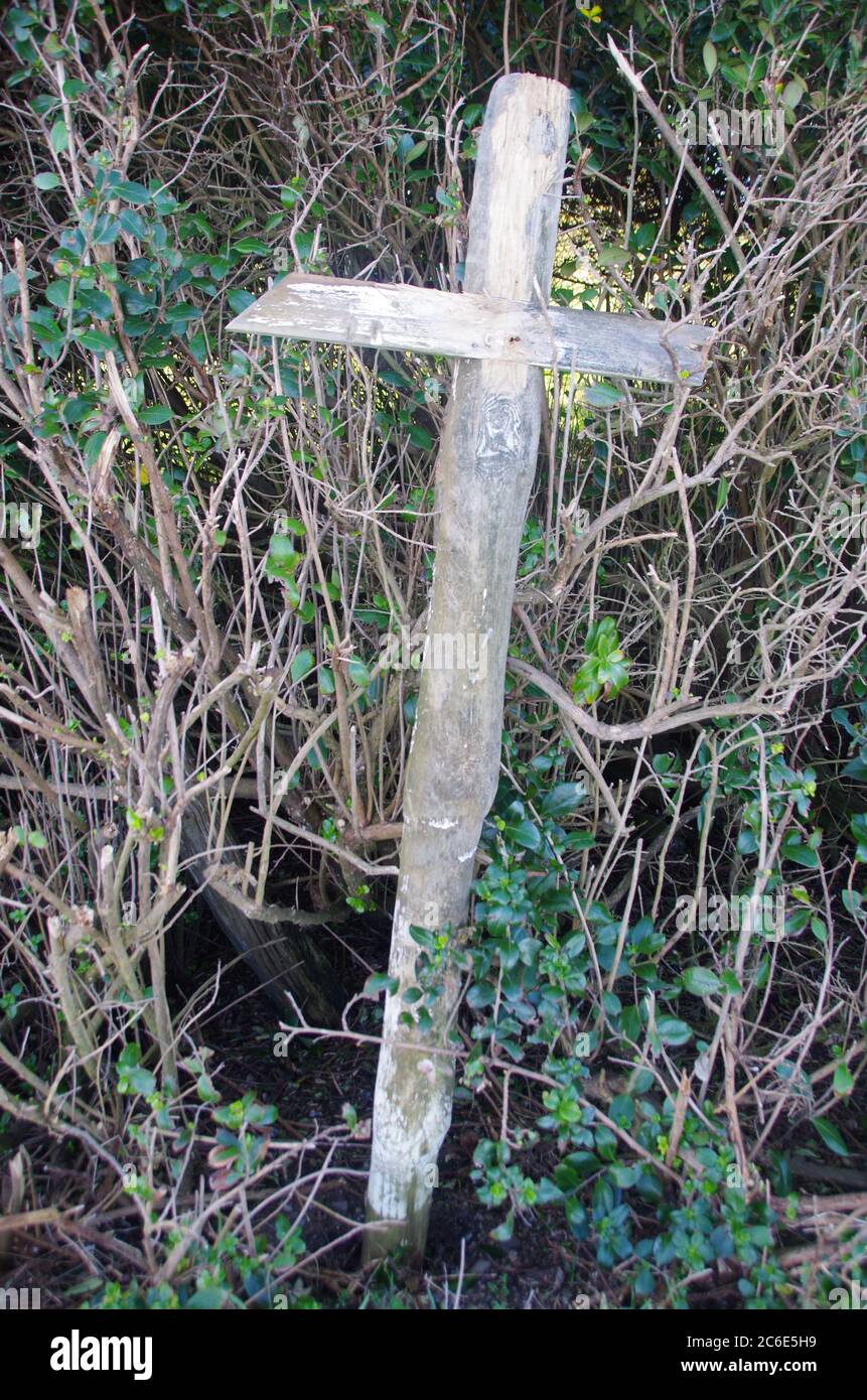 Croce sul lato della strada segnando un incidente fatale. Percorso alternativo del sentiero te Araroa. Karamea. Buller District. Costa Ovest. Isola Sud. Nuova Zelanda Foto Stock