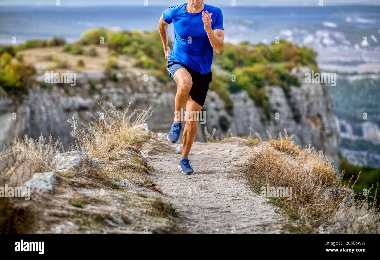 atleta corridore correre montagna stretto sentiero lungo il canyon Foto Stock