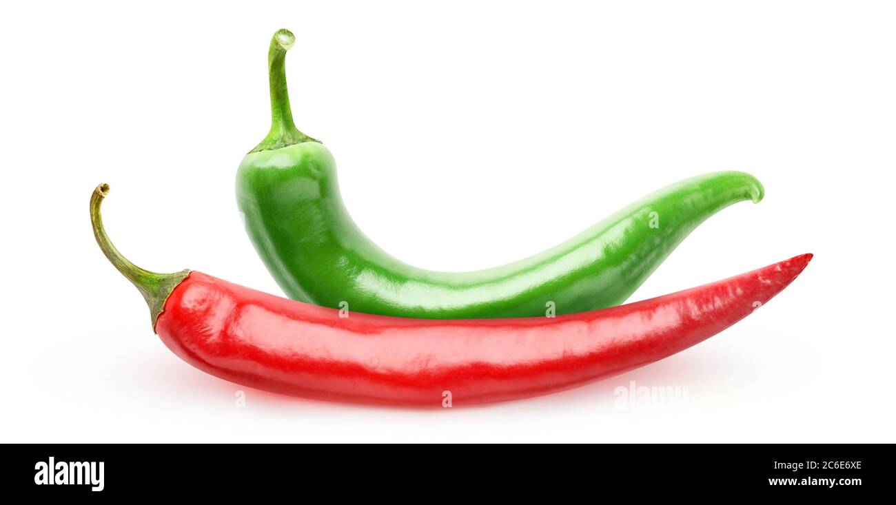 Due peperoncini piccanti di diverso colore isolati su sfondo bianco Foto Stock