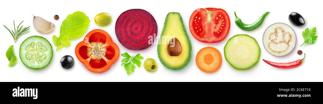 Metà vegetali isolate. Verdure tagliate crude vista dall'alto (barbabietola, zucchine, carote, avocado, peperone, cetriolo, melanzane, pomodoro, spezie ed erbe Foto Stock
