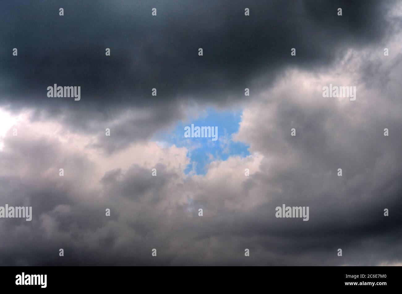 Il cielo blu dietro le nuvole spesse Foto Stock