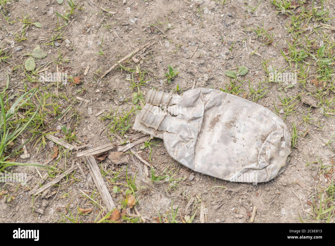 Bottiglia di bibite analcoliche vuota sul lato di una tranquilla strada di campagna. Esempio di inquinamento plastico nelle campagne britanniche, rifiuti di plastica monouso, rifiuti di plastica Foto Stock