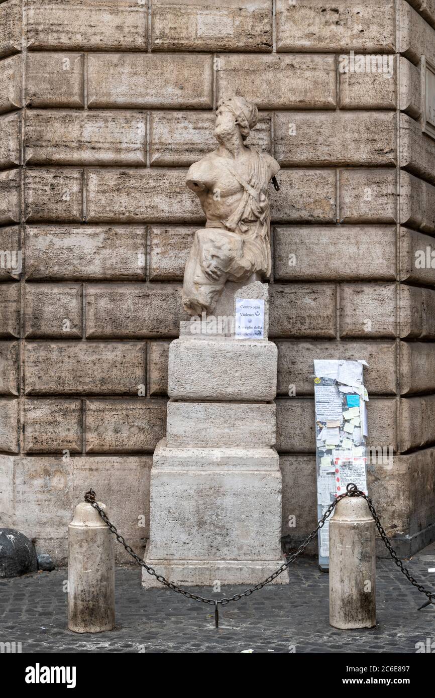Italia, Lazio, Roma, Ponte, Piazza di Pasquino, Pasquino, una statua parlante Foto Stock