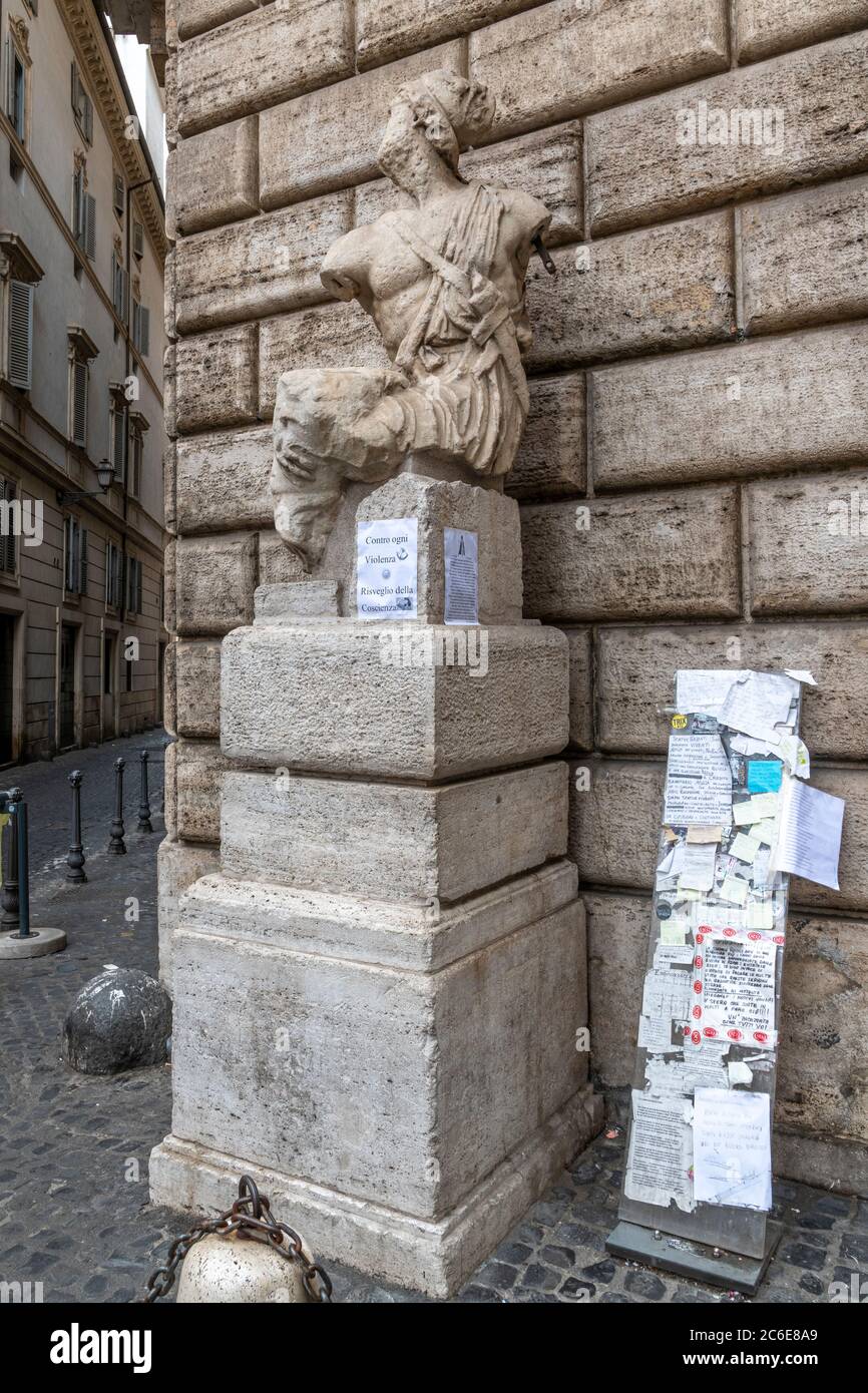 Italia, Lazio, Roma, Ponte, Piazza di Pasquino, Pasquino, una statua parlante Foto Stock