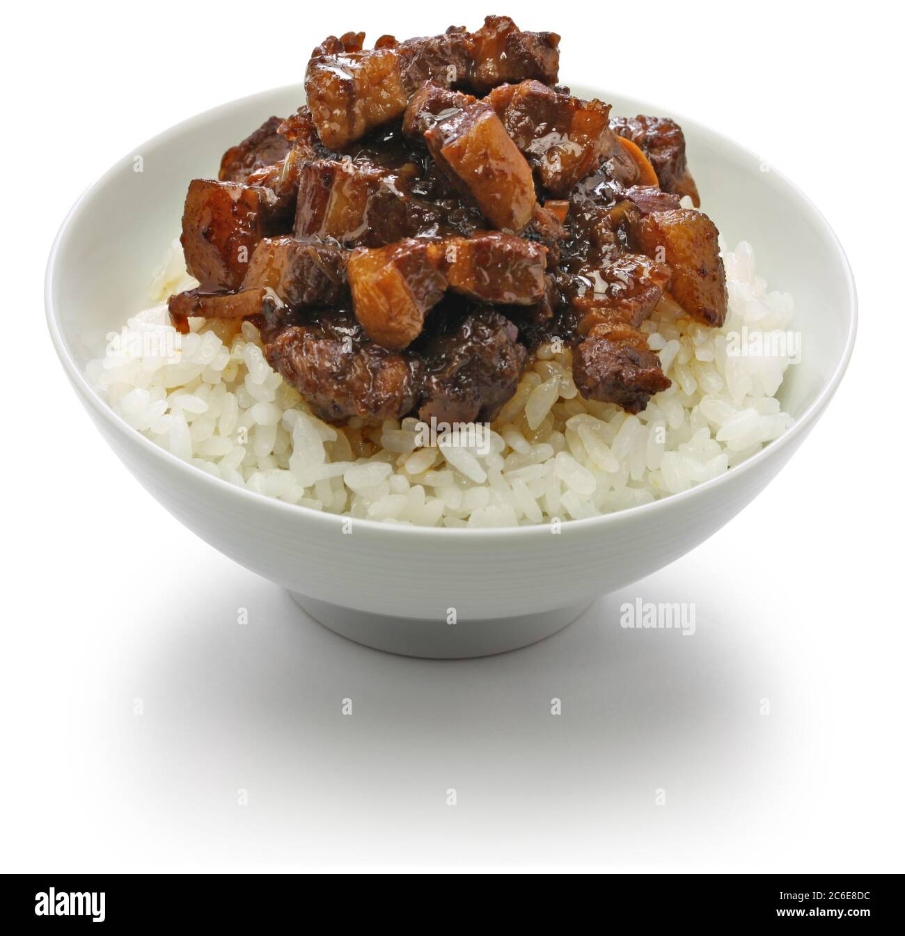 lu rou fan, ciotola di riso brasato taiwanese isolato su sfondo bianco Foto Stock
