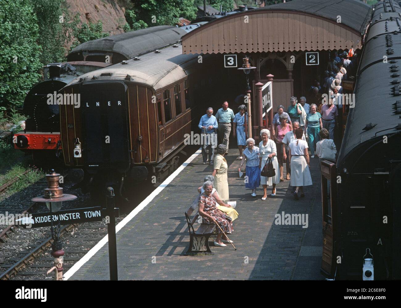 Passeggeri alla stazione di Bewdley sulla Severn Valley Heritage Railway, Shropshire e Worcester, Inghilterra Foto Stock