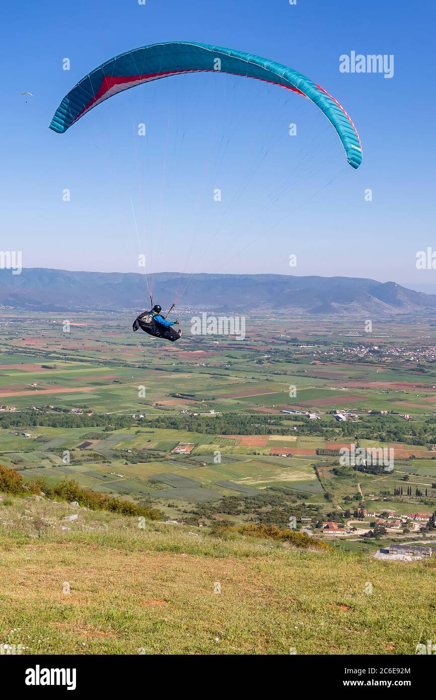 Dramma, Grecia - 5 maggio 2020: Parapendio nella zona popolare per paracadutismo sul lato di Korylovos in Drama Foto Stock