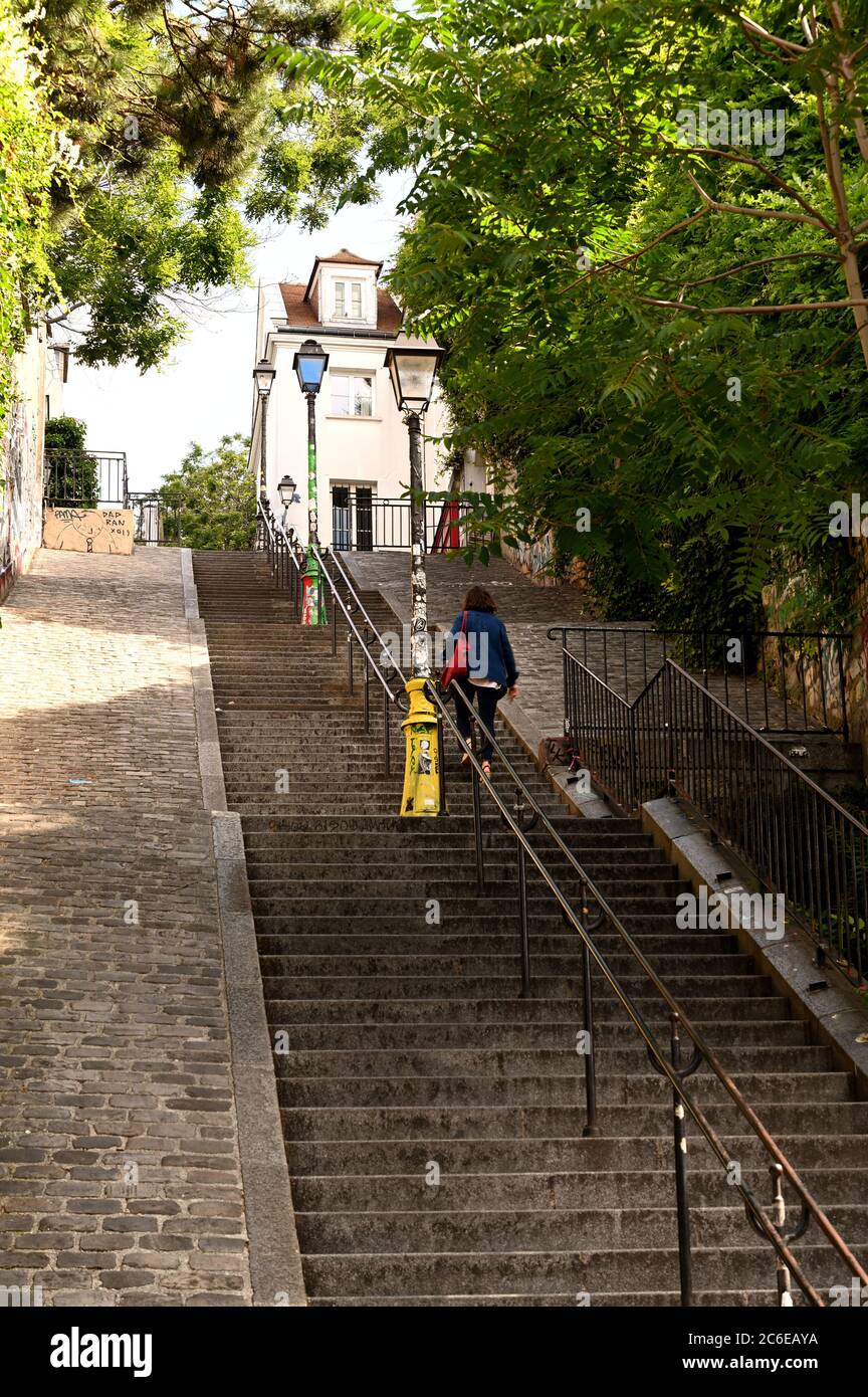 Butte montmartre con la basilica del Sacro cuore e la famosa Place du Tertre Foto Stock