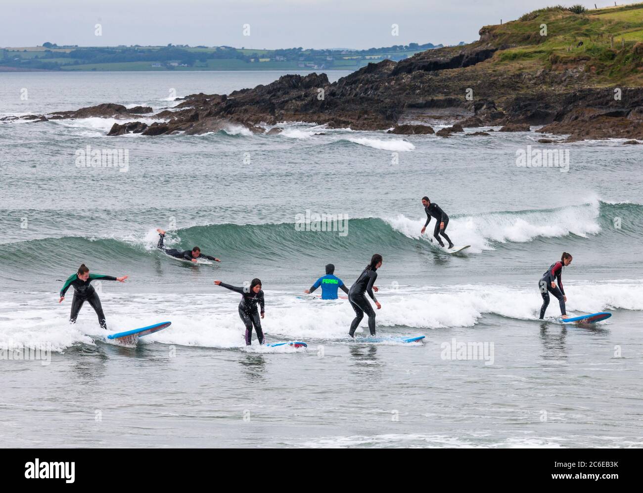 Garrettstown, Cork, Irlanda. 09 luglio 2020. Gli studenti sotto istruzione nell'arte del surf cercano di stare in piedi sulle loro tavole a Garrettstown Beach, Co. Cork, Irlanda. - credito; David Creedon / Alamy Live News Foto Stock
