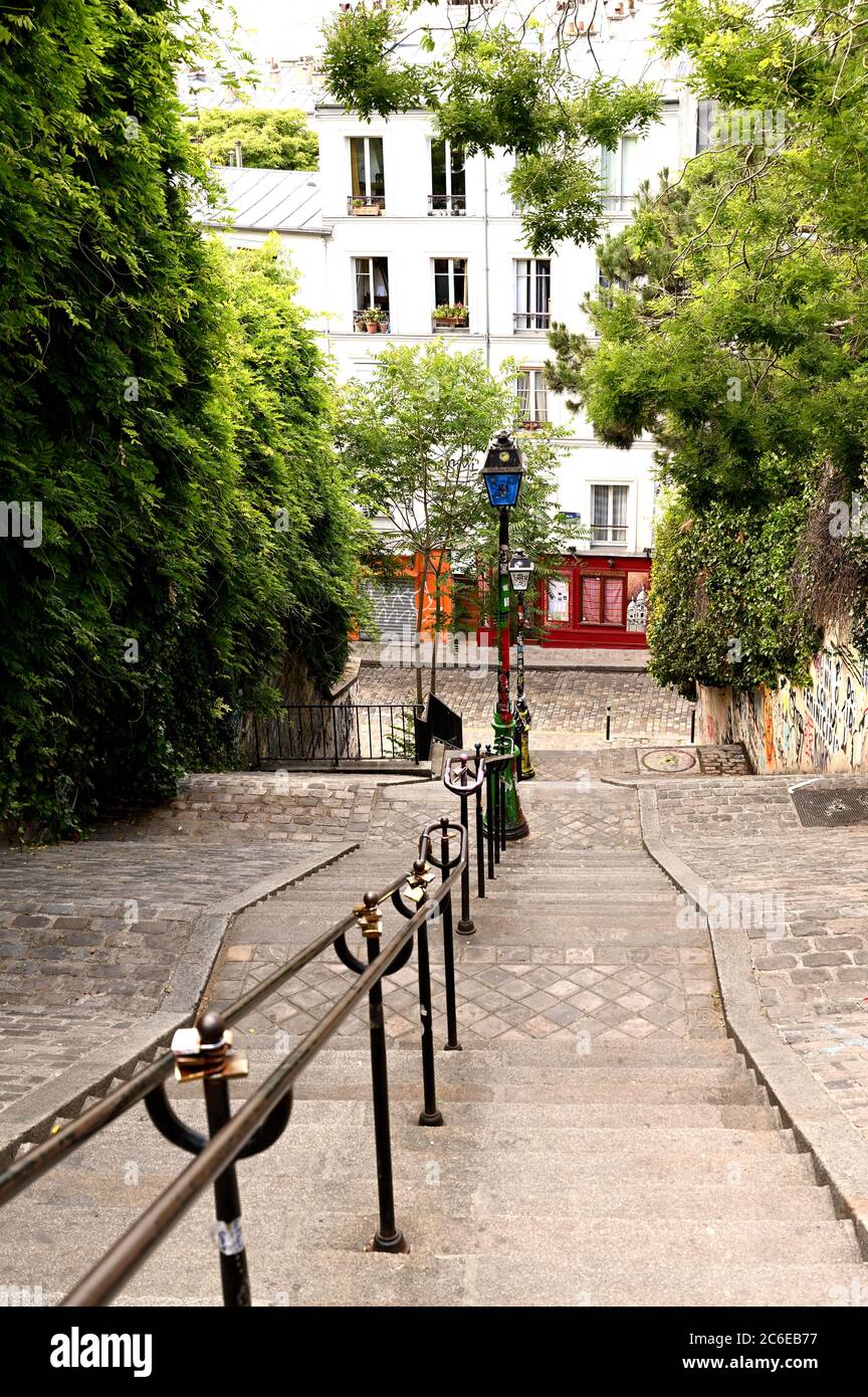 Butte montmartre con la basilica del Sacro cuore e la famosa Place du Tertre Foto Stock