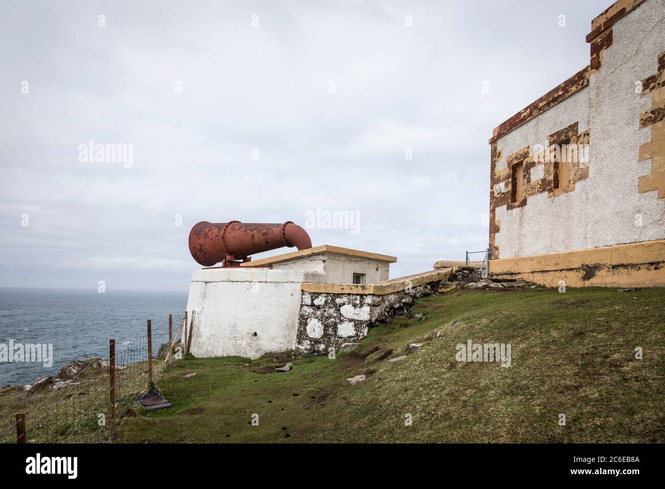La nebbia corna accanto al faro di Neist Point, è il punto più occidentale sull'isola di Skye. Progettato da David Alan Stevenson, primo lit 1 novembre 1909. Foto Stock