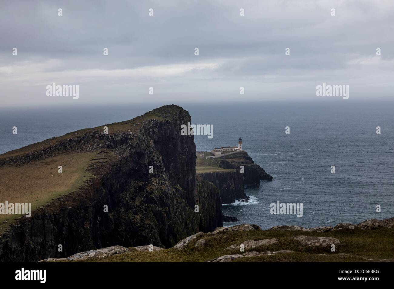 Il faro di Neist Point, è il punto più occidentale dell'isola di Skye, visto qui dalle scogliere vicine. Il faro è stato progettato da David al Foto Stock
